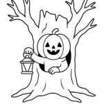 Page à colorier d&rsquo;un personnage de citrouille, porteur de costume caché dans un arbre effrayant