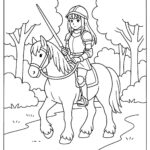 Page à colorier d&rsquo;une jeune femme sur un cheval Shire, chevalière médiévale chevauchant à travers une forêt