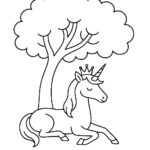 Page à colorier d&rsquo;une licorne, gardienne des rêves allongée sous un arbre