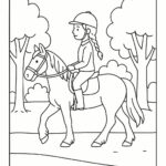 Page à colorier d&rsquo;une fille Clydesdale chevauchant un cheval, athlète équestre traversant une forêt